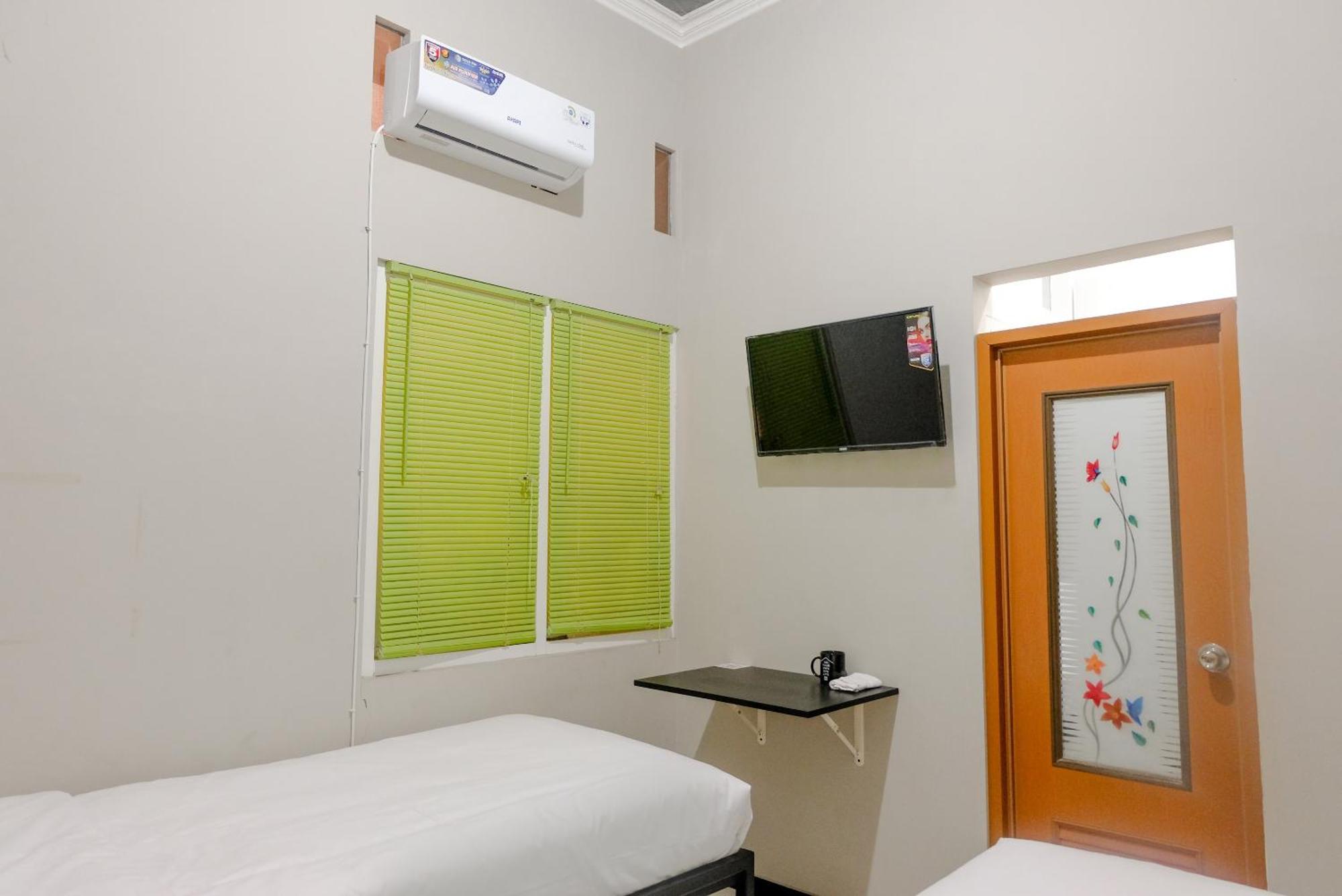 Oyo Life 2399 Gerbera House - Kos Putri Hotel Malang Eksteriør billede