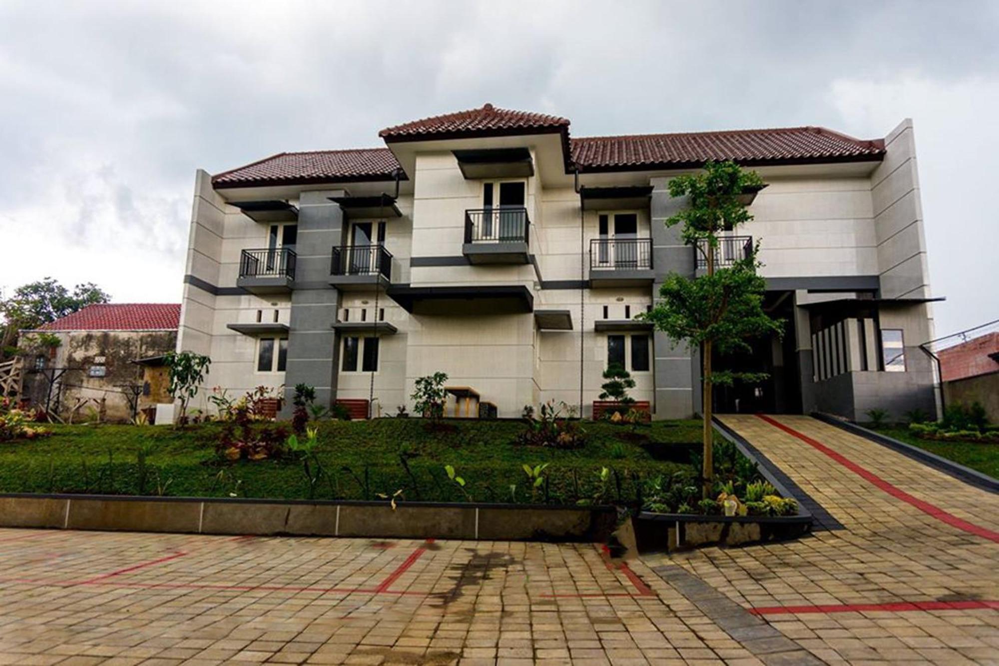 Oyo Life 2399 Gerbera House - Kos Putri Hotel Malang Eksteriør billede