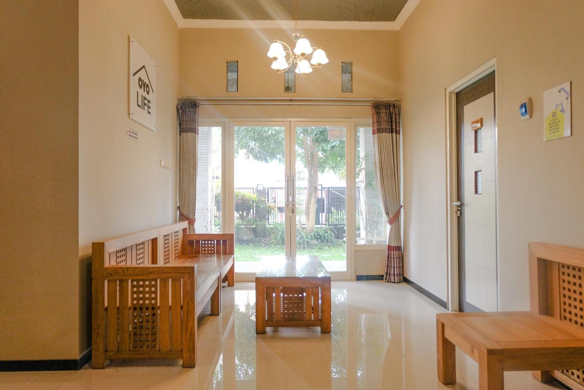 Oyo Life 2399 Gerbera House - Kos Putri Hotel Malang Eksteriør billede